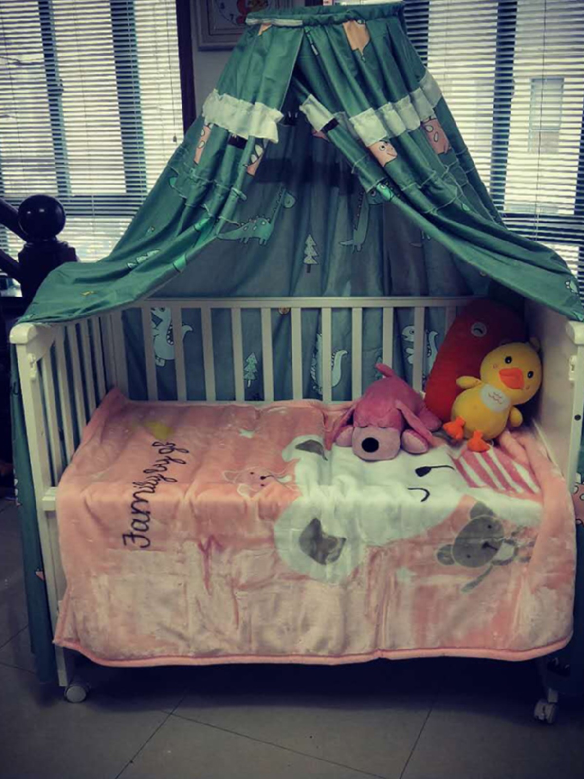 婴儿床BB床挡风床帘床幔儿童床床头帐篷遮光蚊帐挡风防灯罩床罩