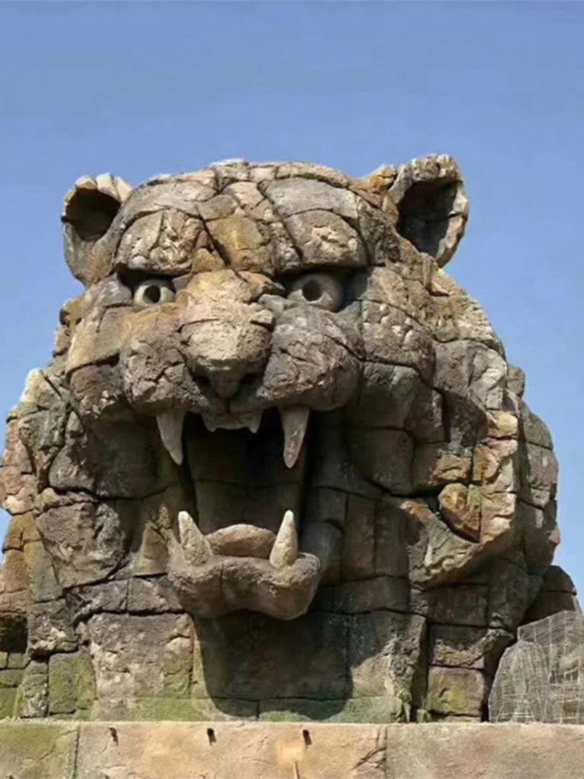 大型动物雕塑水泥直塑恐龙老虎城堡大象特色主题乐园大门门头制作