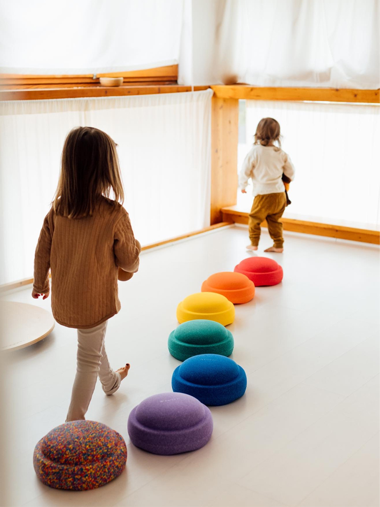幼儿园体育教具彩虹过河石儿童感统训练器材家用平衡木触觉板玩具