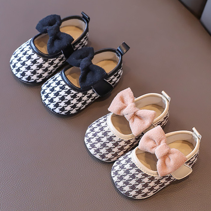 夏秋新款0-1岁女宝宝护脚学步鞋新生婴儿不掉鞋软底小香风公主鞋2