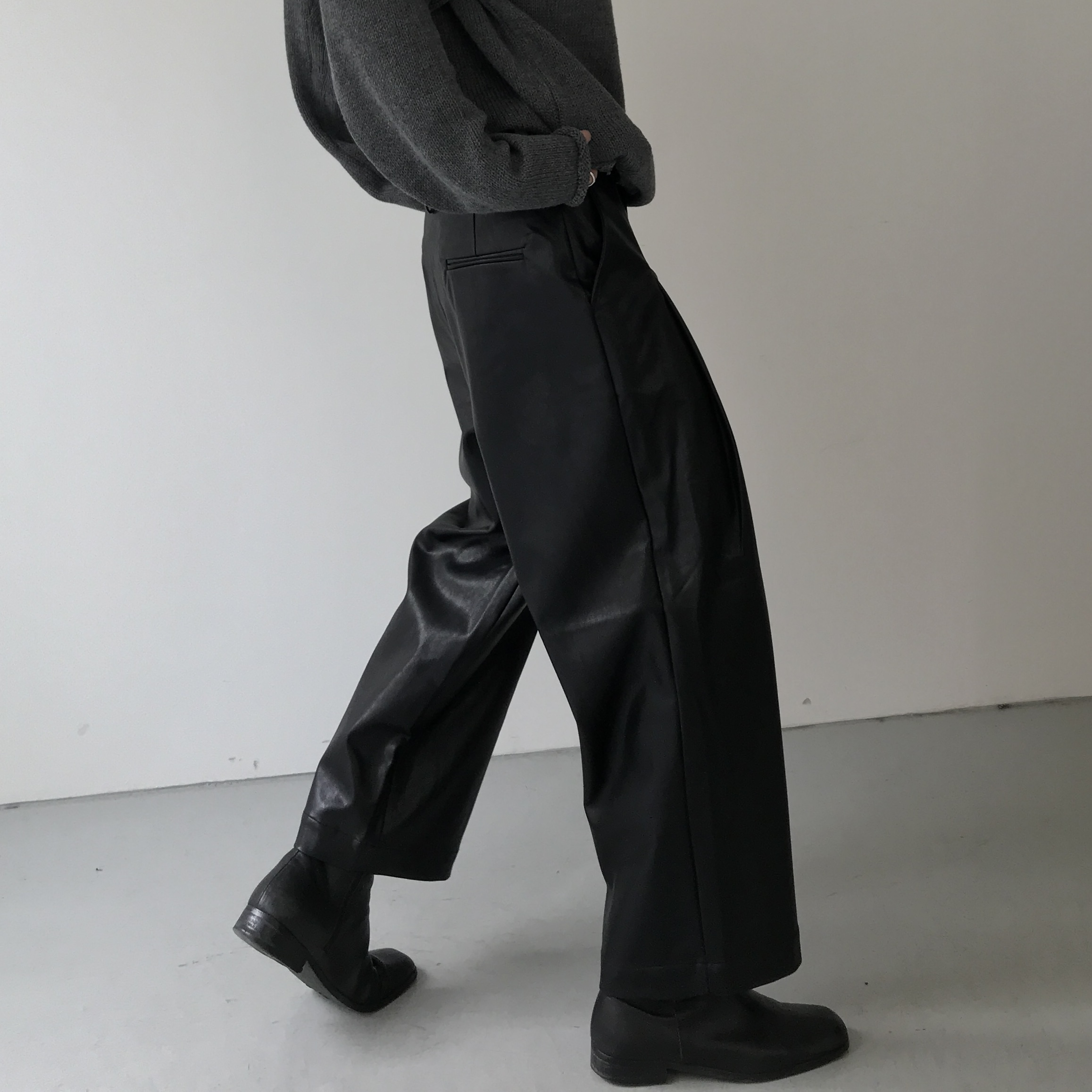 COLN皮革是对秋冬的敬意 pu高腰西裤不管抗风力还是时髦力都是max