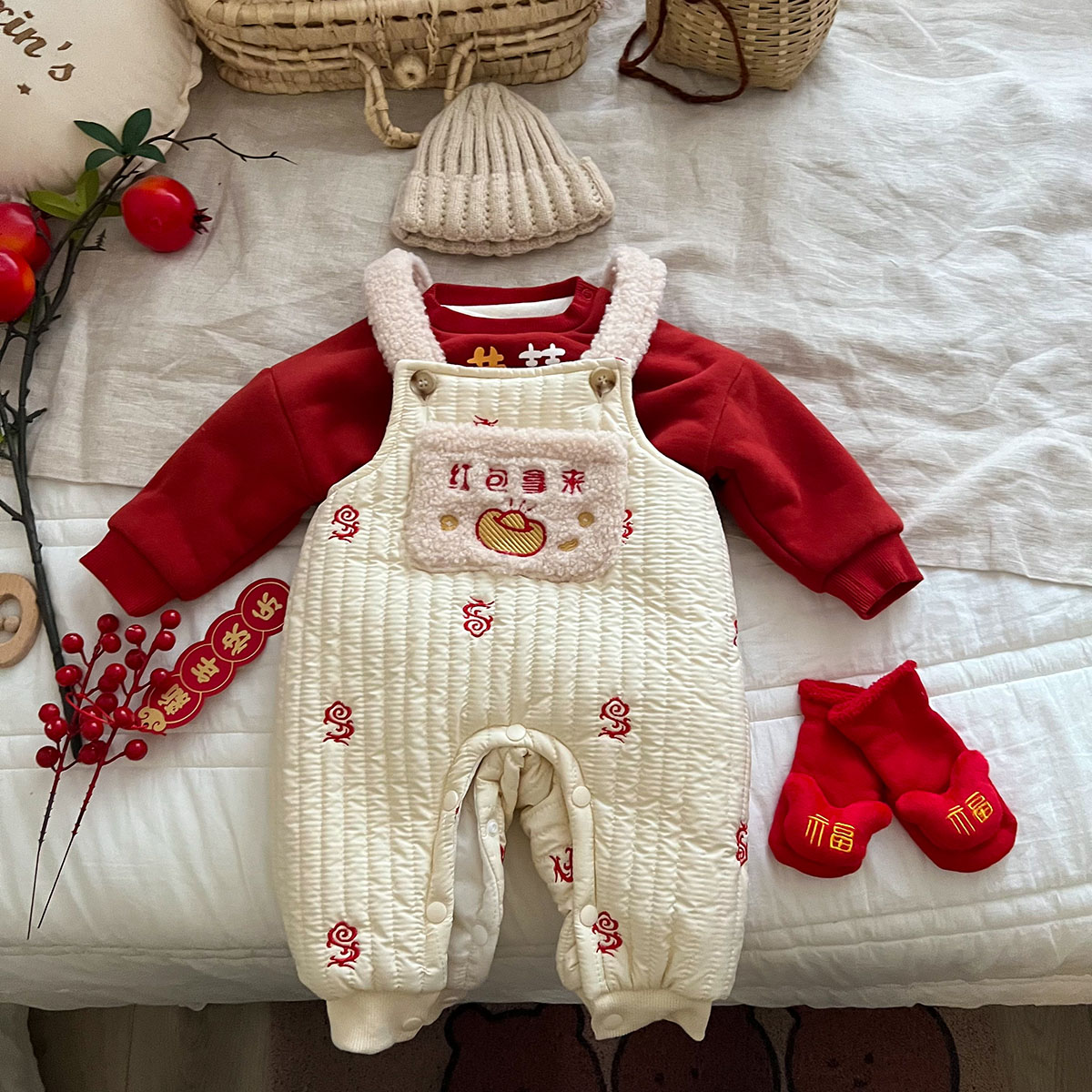 婴儿拜年服秋冬季绗缝连体衣夹棉加绒保暖宝宝红色外出背带裤爬服