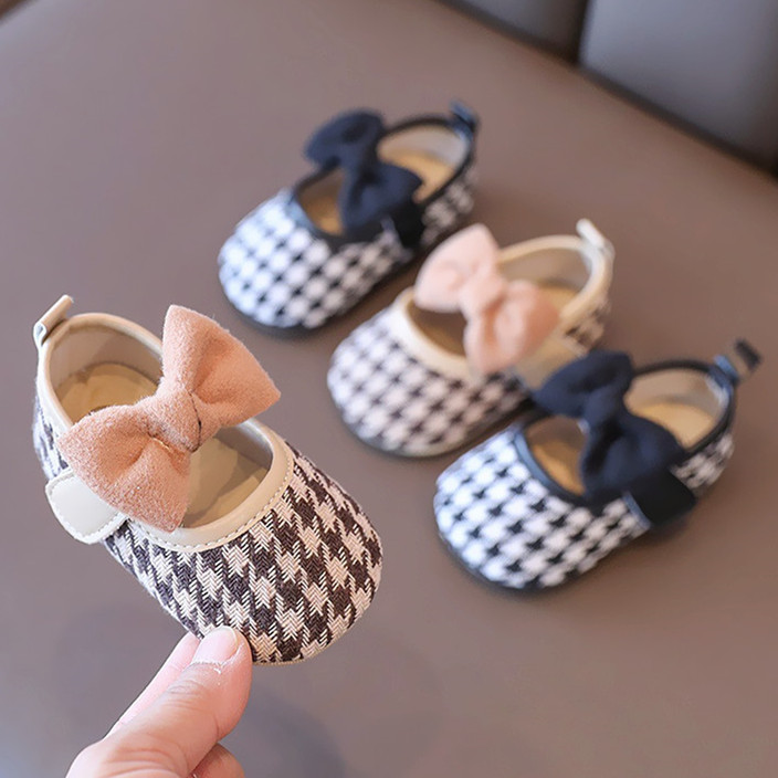 夏秋新款0-1岁女宝宝护脚学步鞋新生婴儿不掉鞋软底小香风公主鞋2