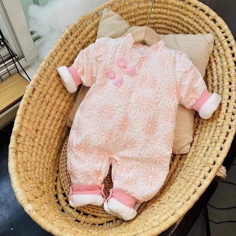 婴儿早春季衣服外出薄棉满月0-3个月女宝宝春装款连体衣夹棉棉衣6