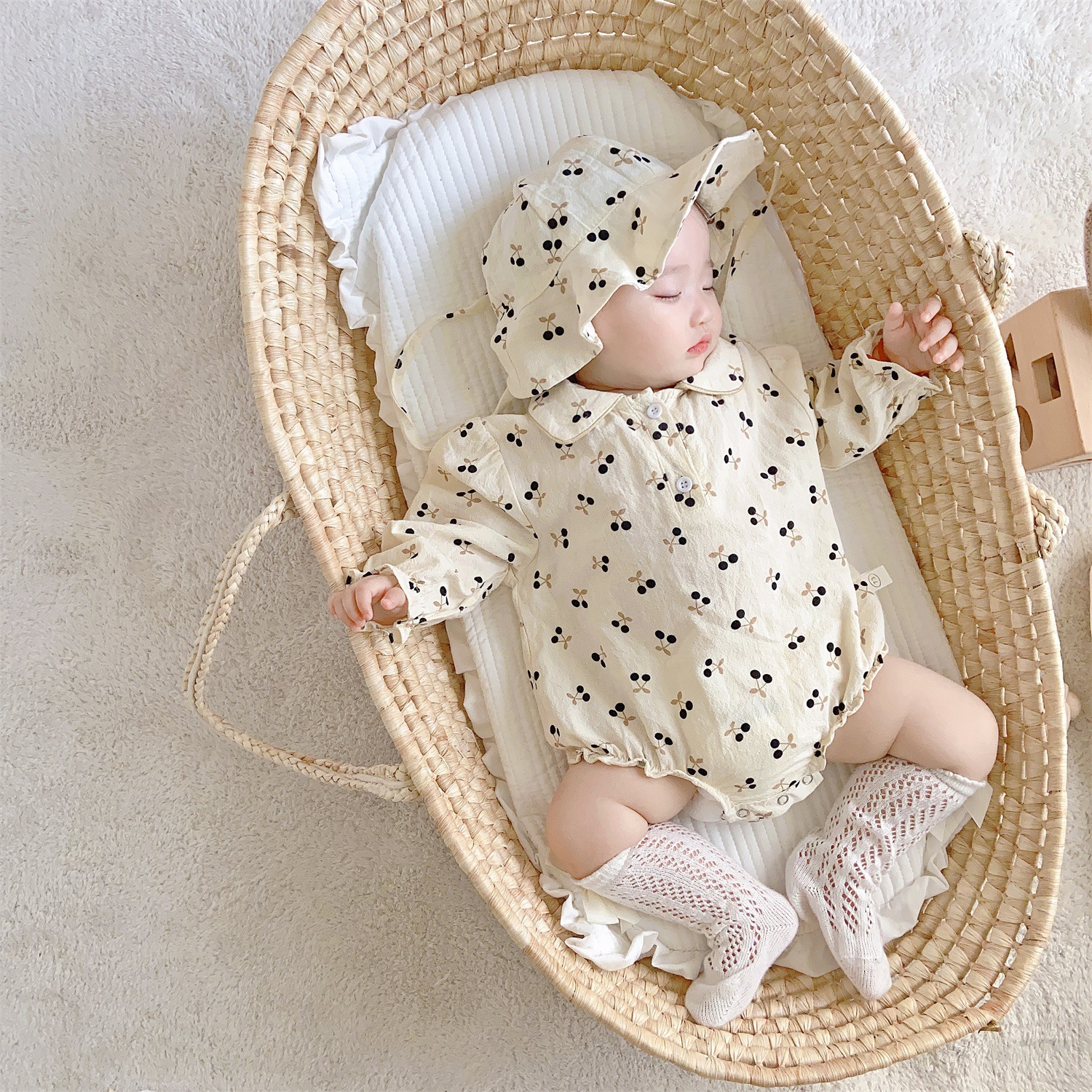 0-2岁婴幼儿连体哈衣春秋装1女宝宝印花娃娃领爬服外出连身衣送帽