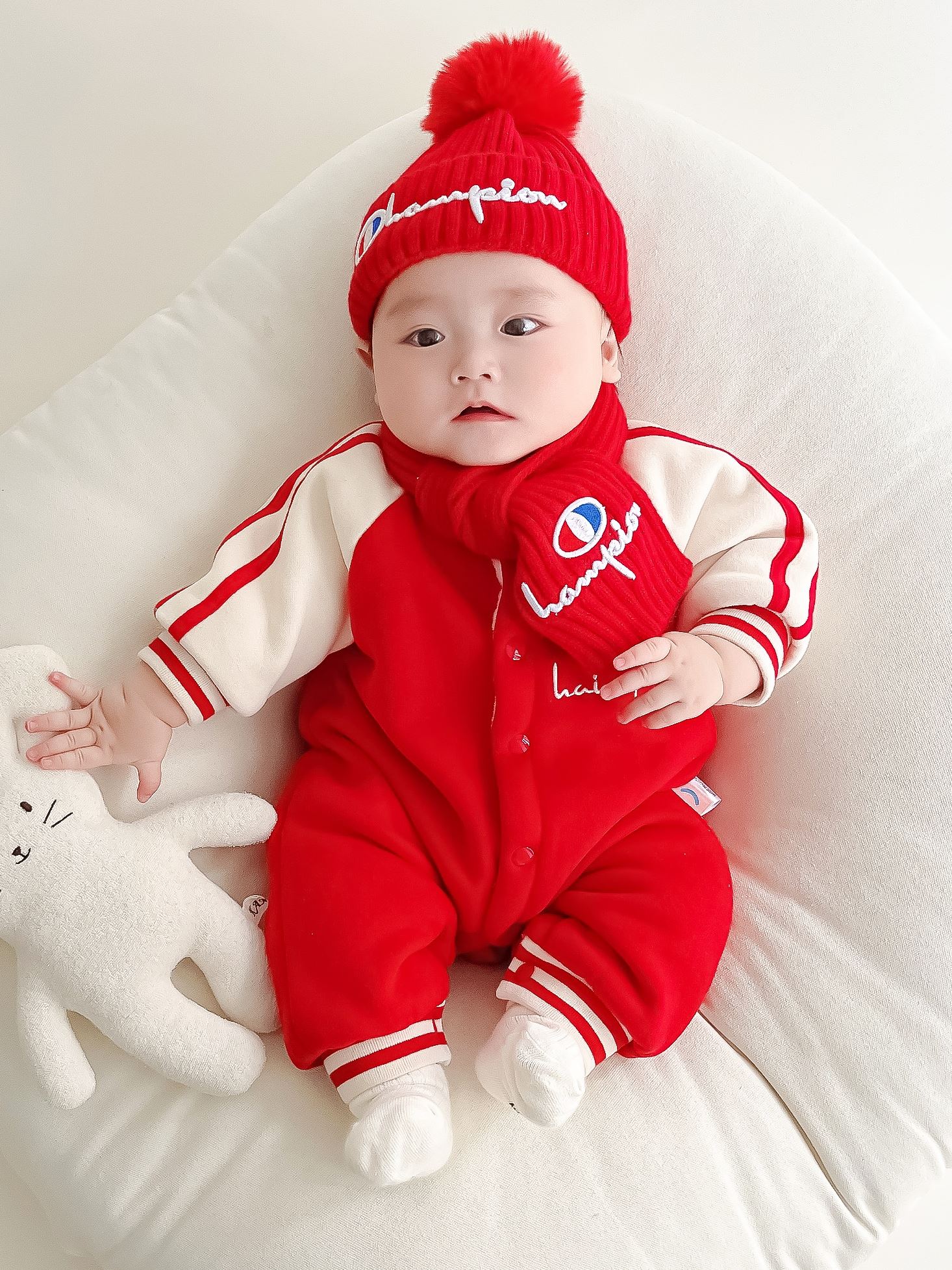 婴儿冬装连体衣6个月红色衣服3套装洋气哈衣男宝宝加绒抱衣外出服