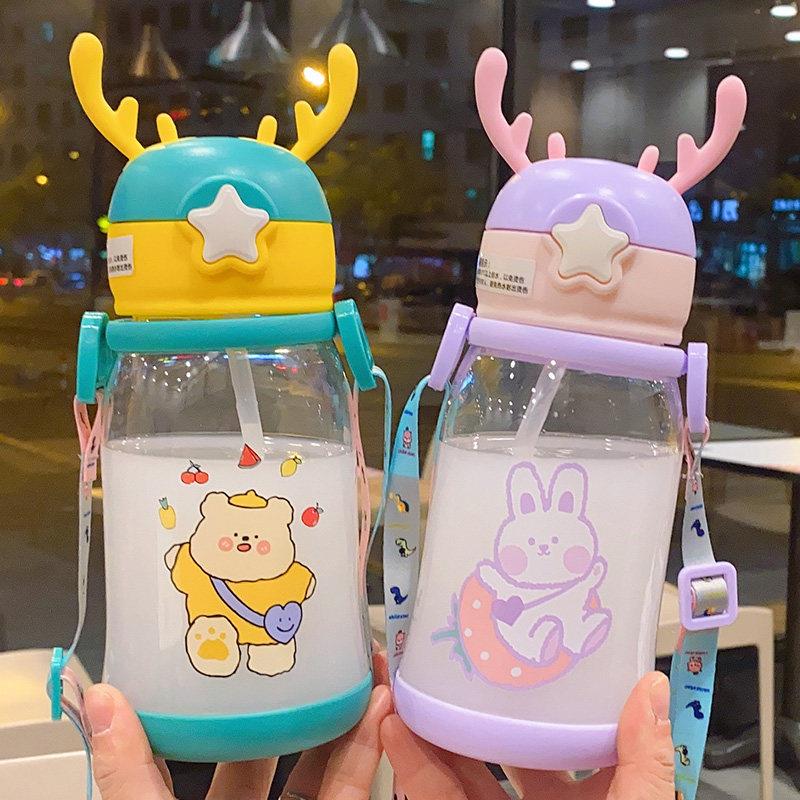 推荐夏季幼儿园宝宝水杯大容量带抱婴袋可爱儿童塑料吸管杯创意水