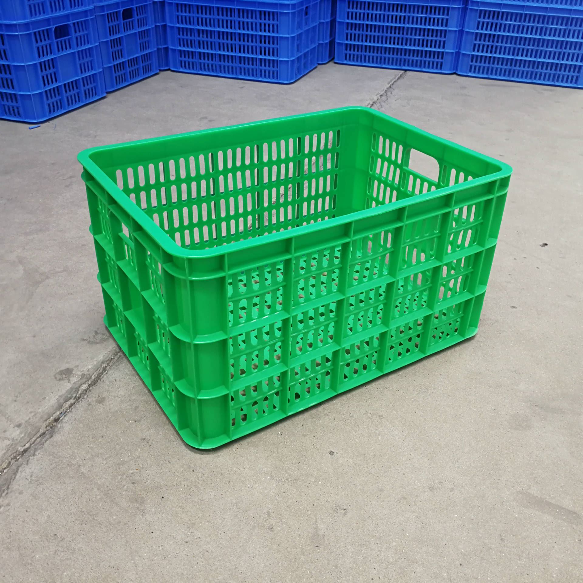 供应塑料包装箱水果筐加厚塑胶框抗老化市场周转箩蓝色大号零件盒