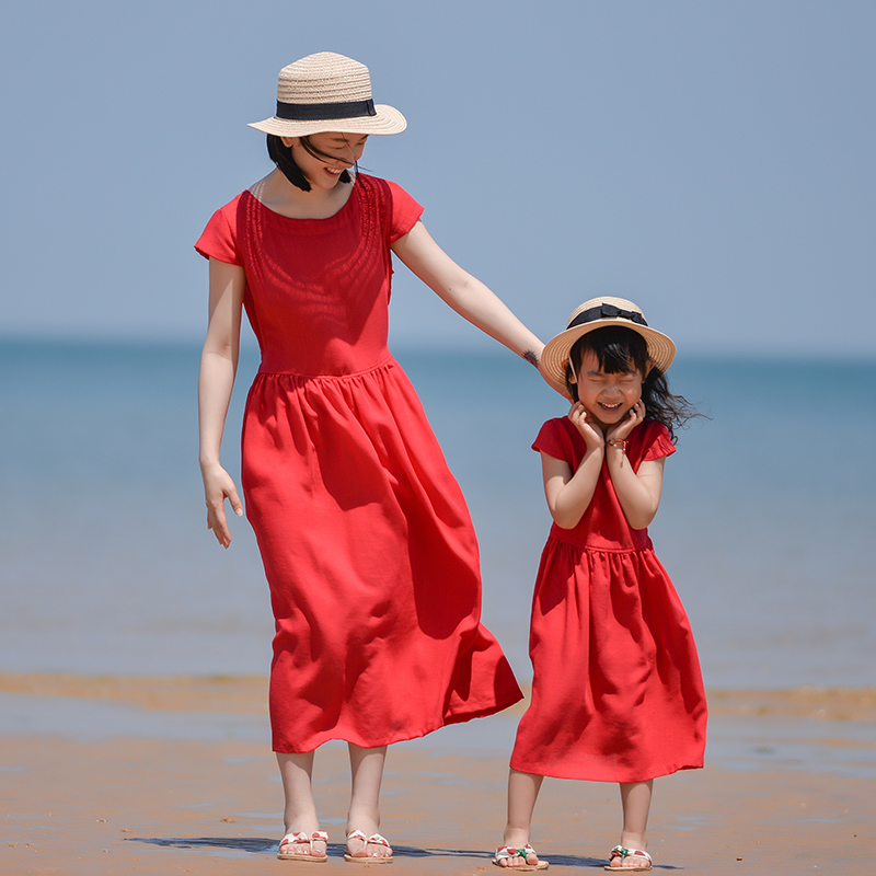 小乐往原创亲子装66课夏新款文艺红色海边拍照旅游度假母女连衣裙