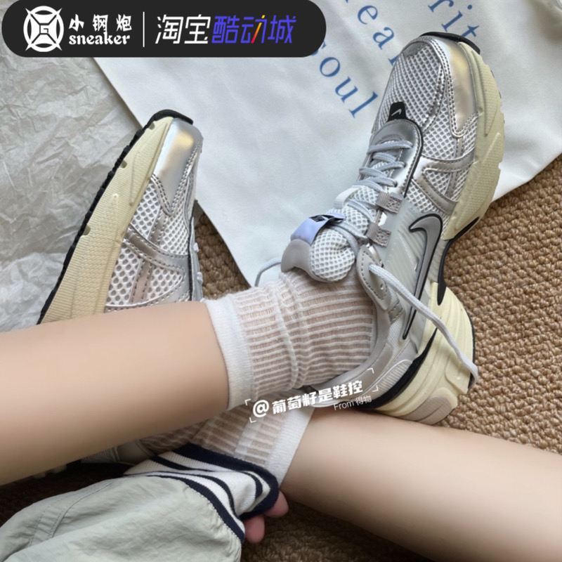 Nike/耐克V2K Runtekk白银减震防滑女子复古低帮跑步鞋FD0736-100