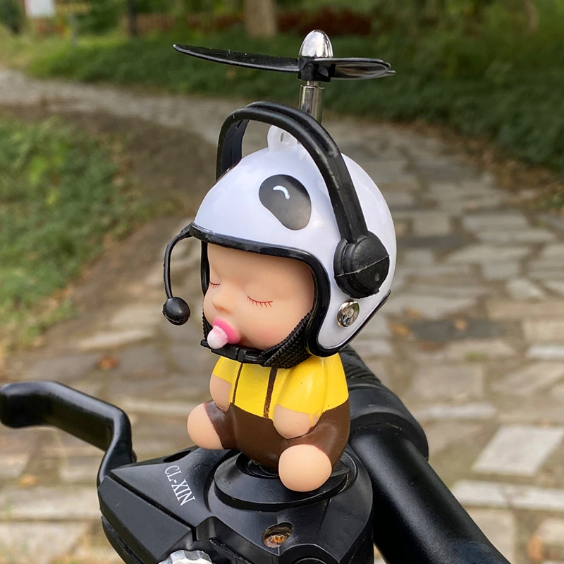 奶嘴宝宝娃娃头盔竹蜻蜓小黄鸭汽车载摆件电瓶车电动摩托车装饰品