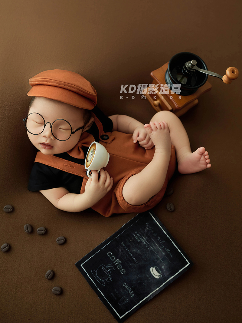 新生儿满月宝宝小绅士服装背景拍照婴儿咖啡豆主题影楼摄影道具