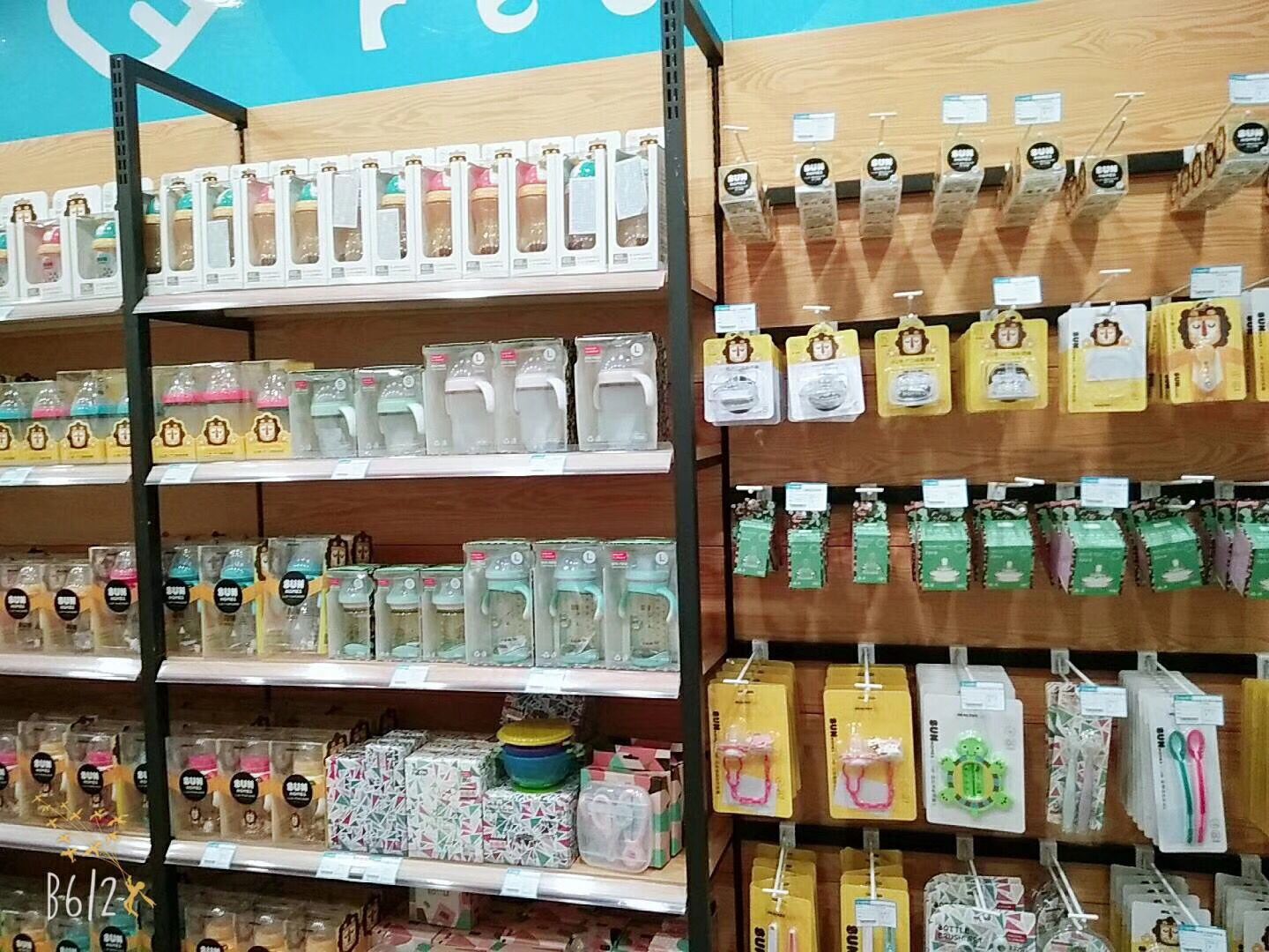 四柱木纹色超市货架进口食品港货便利店单面母婴店双面背板展示