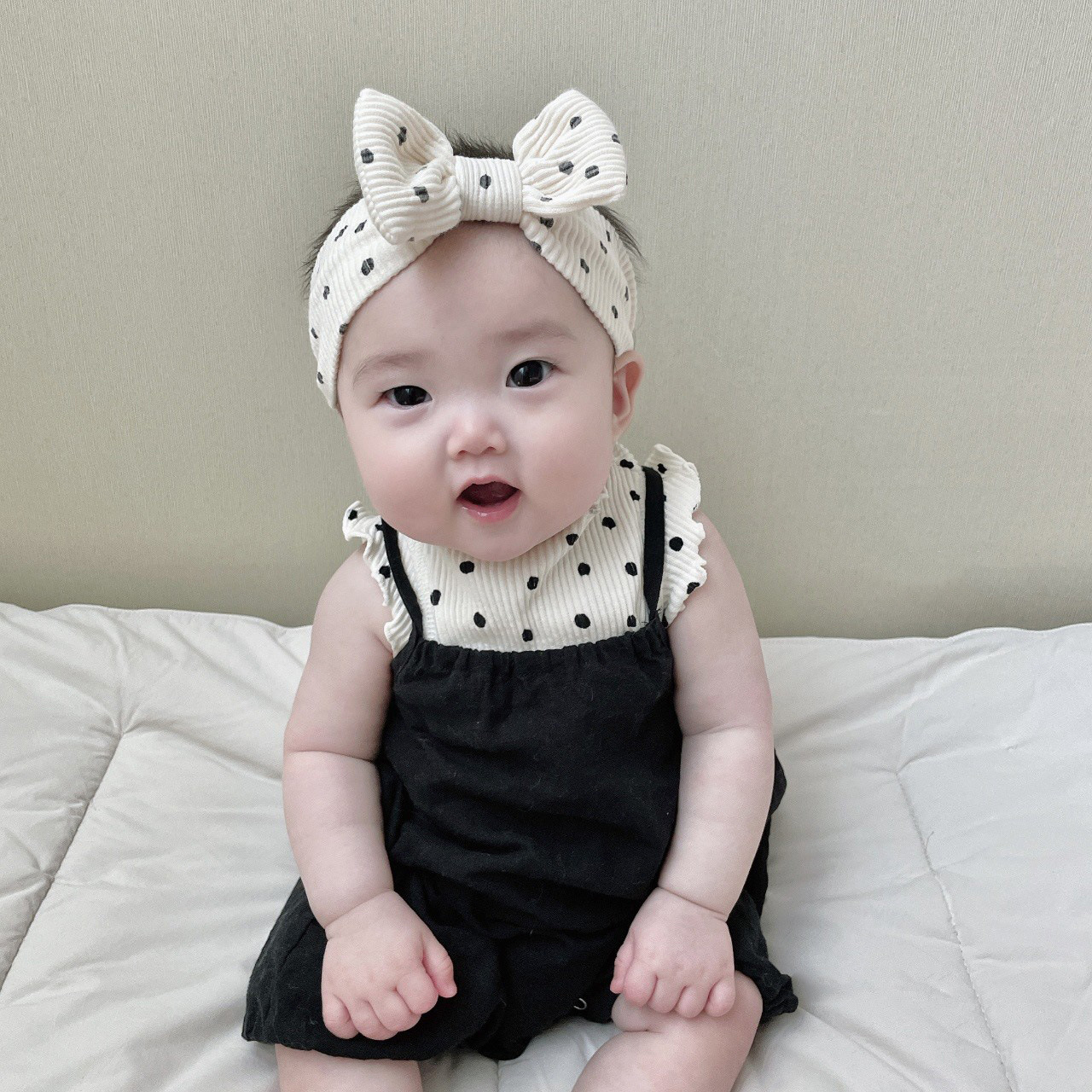 ins韩国23夏装婴儿洋气波点无袖上衣吊带连体衣发带宝宝三件套装