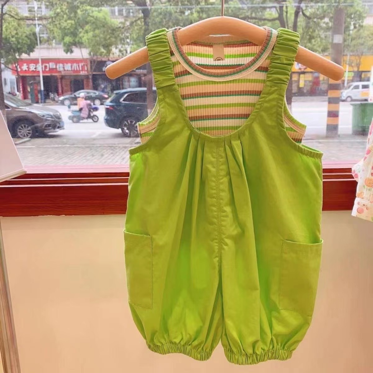 女童韩版牛油果绿条纹上衣背带裤套装夏季女宝宝洋气小背心两件套