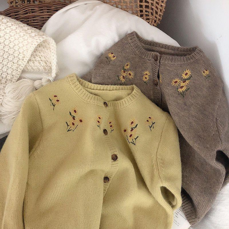 女童针织外套春装2023新款小童韩版毛衣单排扣小孩洋气刺绣开衫。