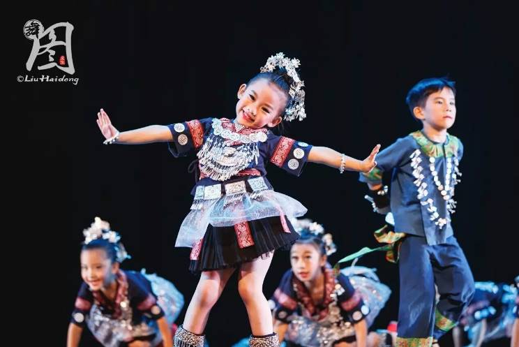 第九届小荷风采小银匠表演服少数民族舞台服装苗族儿童表演服