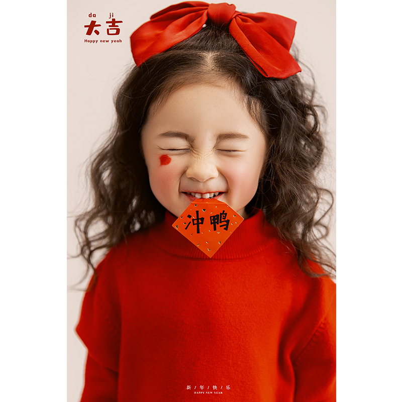 时尚新年节日主题女童红色毛衣连衣裙周岁照拍照套装影楼主题摄影